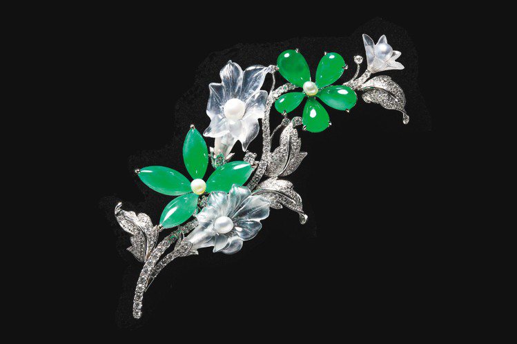翡翠花形胸針，白、綠翡翠搭配鑽石與珍珠，約68萬8,000元。圖／JADEGIA提供