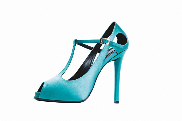 Roger Vivier春夏粉藍Sexy Day鞋，39,600元。圖／迪生提供