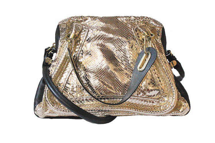 Chloe PARATY亮金色蟒蛇皮側揹提包，售價114,900元，僅在微風門市獨賣。圖／Chloe提供