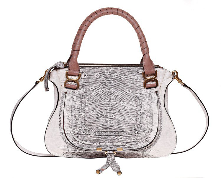 Chloe MARCIE 白色小牛皮灰色水蛇紋側揹提包，售價69,700元。圖／Chloe提供