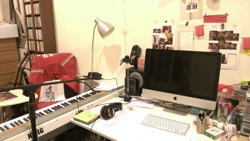 Keyboard就在我書桌旁邊，配上麥克風架，是我錄 demo 的地方。圖；文／美麗佳人