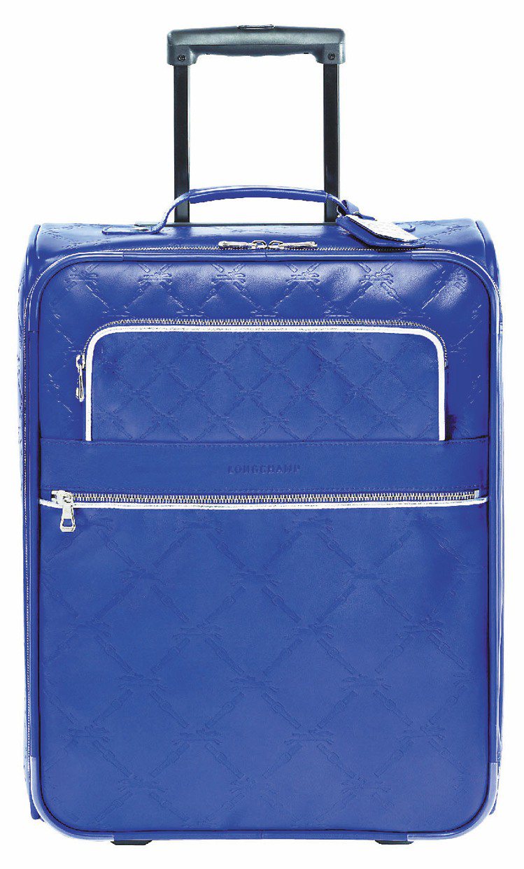 Longchamp LM Cuir 系列旅行箱，藍色款亮眼不失時髦，62,600元。圖／Longchamp提供
