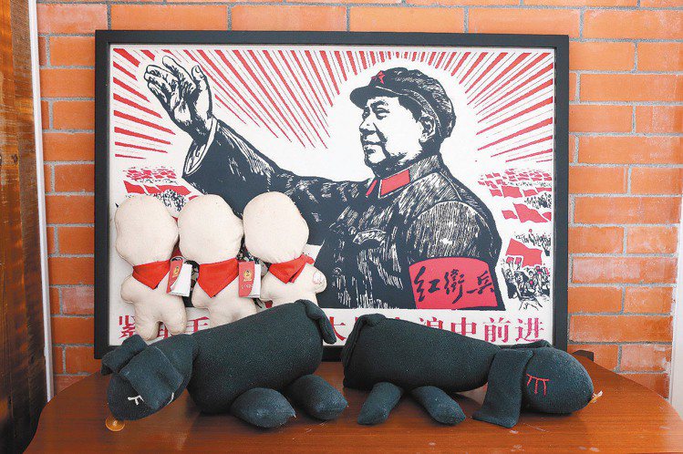柯耀宗的裝置藝術，表達毛澤東的紅衛兵是沒嘴的傀儡。記者陳立凱／攝影