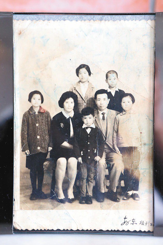 柯耀宗與父母的全家福照片。記者陳立凱／攝影