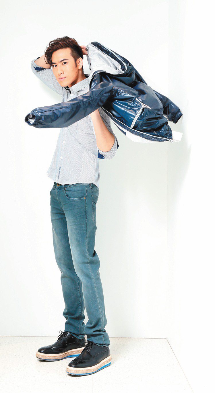 沈建宏穿Calvin Klein Jeans，打造瀟灑感性的新形象。記者陳立凱／攝影