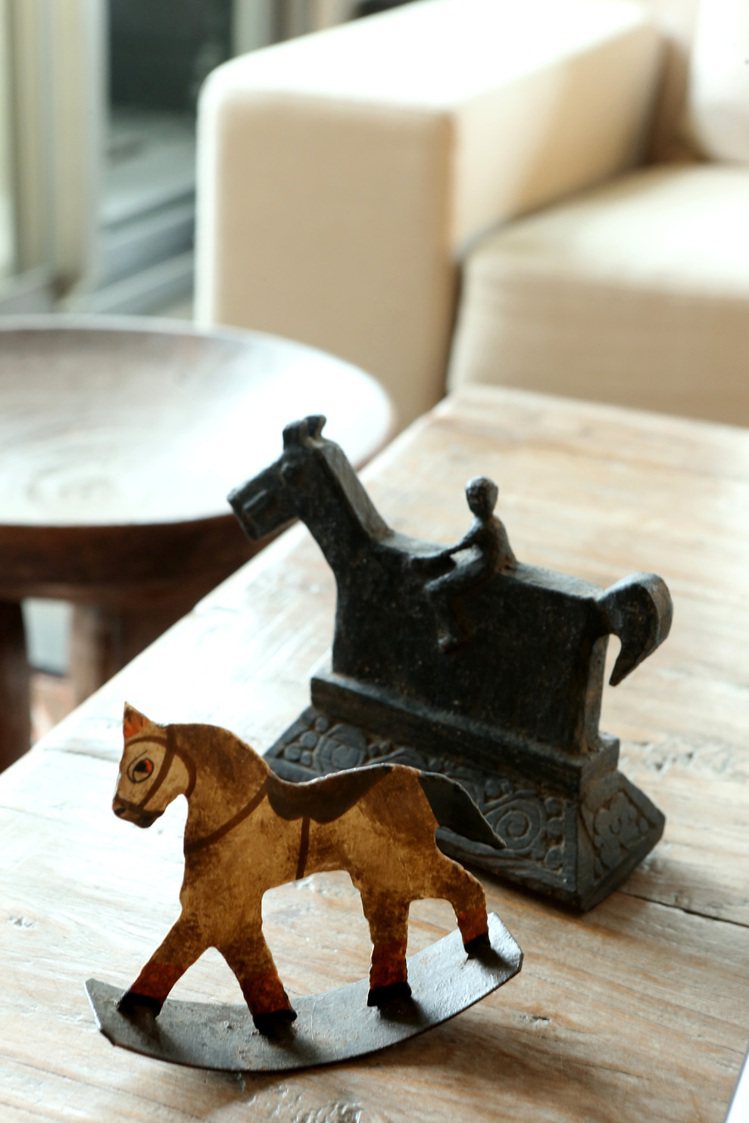喜歡馬兒，家中有許多小馬的裝飾品。記者陳立凱／攝影