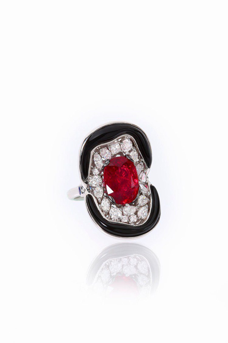 「形Gesto」賈桂琳紅寶石戒指，紅寶石主石重7.05克拉，搭配鑽石和黑瑪瑙，美金168萬元。圖／ANN LIN提供