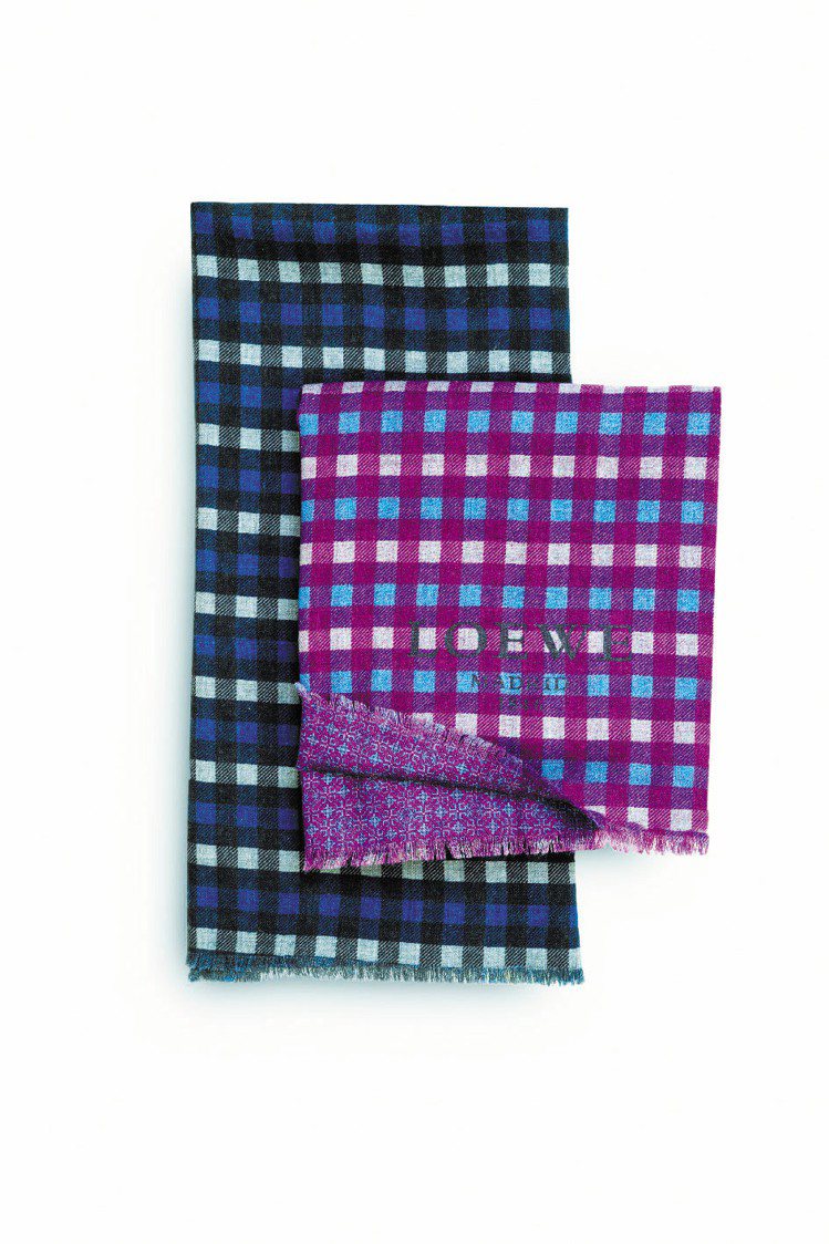 LOEWE格紋羊毛圍巾，21,000元。圖／LOEWE提供