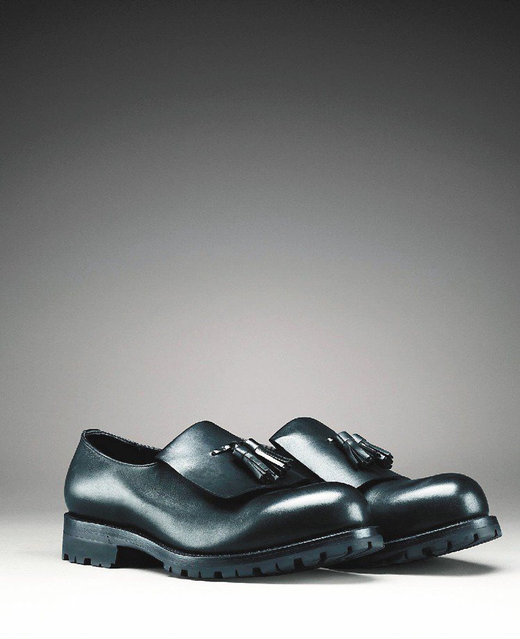 BOTTEGA VENETA黑色小牛皮復古皮鞋、26,700元。圖／BOTTEGA VENETA提供