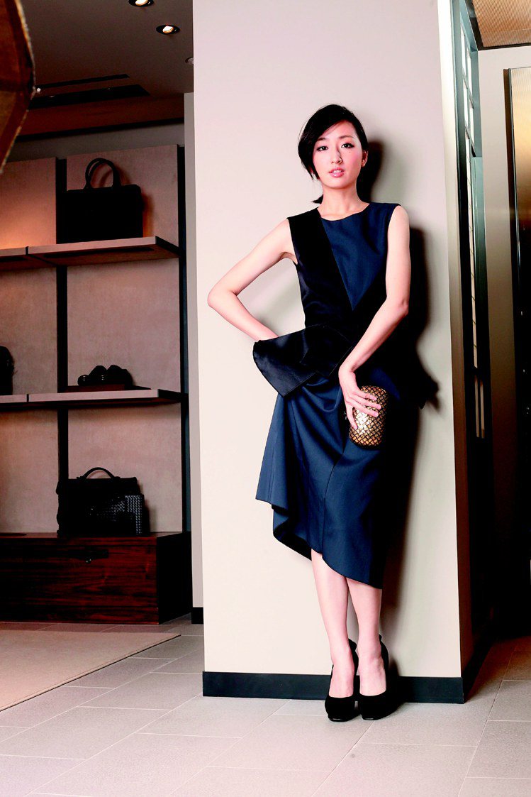 Bottega Veneta洋裝，讓柯佳嬿的腰更顯纖瘦。黑色洋裝89,400元、手拿包113,600元、黑色高跟鞋23,900元。圖／記者蘇健忠