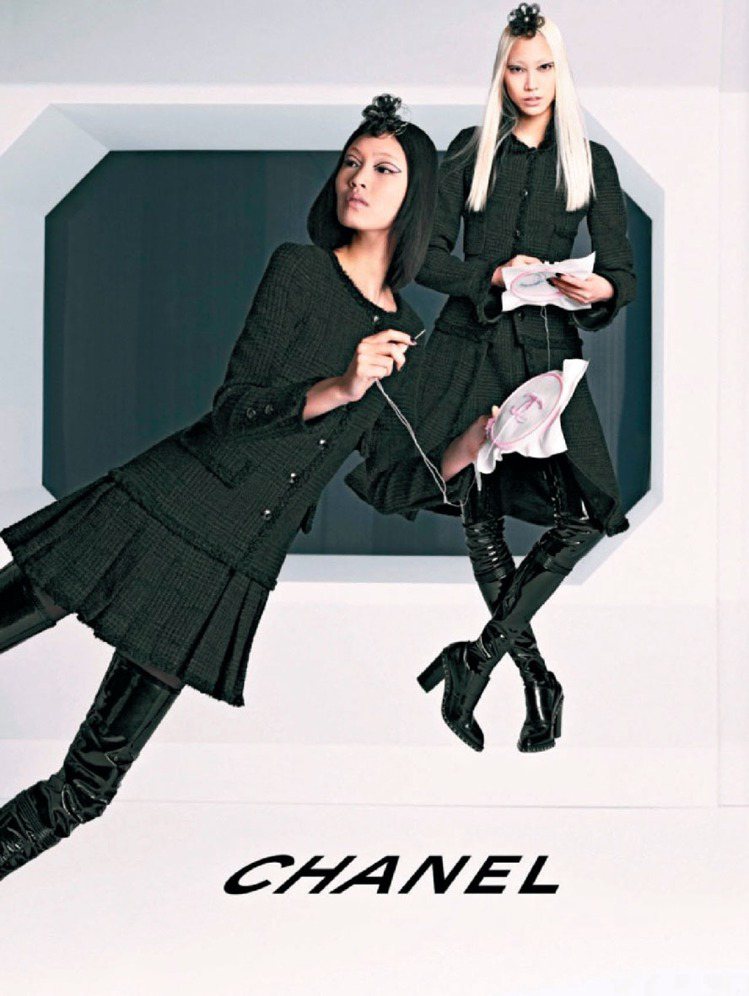 CHANEL秋冬廣告中，日韓名模Chiharu Okunugi和Soo Joo Park在無重力狀態下刺繡。圖／CHANEL提供