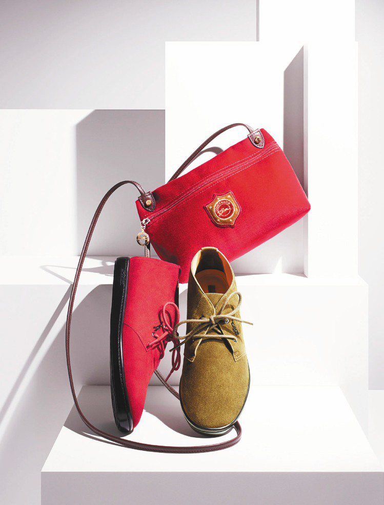 Longchamp Funtaisy 系列斜背包4,900元；德比鞋10,100...