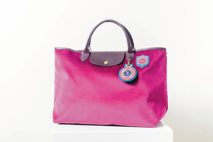 Longchamp Funtaisy 紫紅色hobo包，售價7,800元。記者黃...