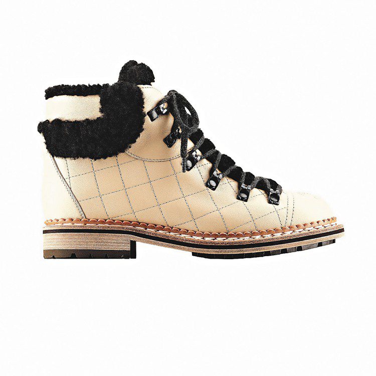 米色菱格紋登山靴，41,600元。圖／CHANEL提供