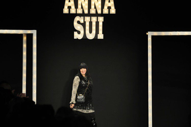 Anna Sui設計師蕭志美總是笑嘻嘻的，話不多，但一定有問必答，就像她的作品，...