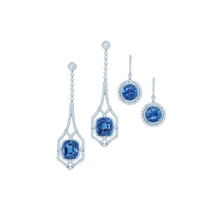 Tiffany藍寶石鑽石耳環：(左) 12.79克拉未經優化處理枕型切割藍寶石耳環 NT,715,000 ; (右) 7.2克拉圓形切割藍寶石耳環 NT,080,000。圖／Tiffany提供