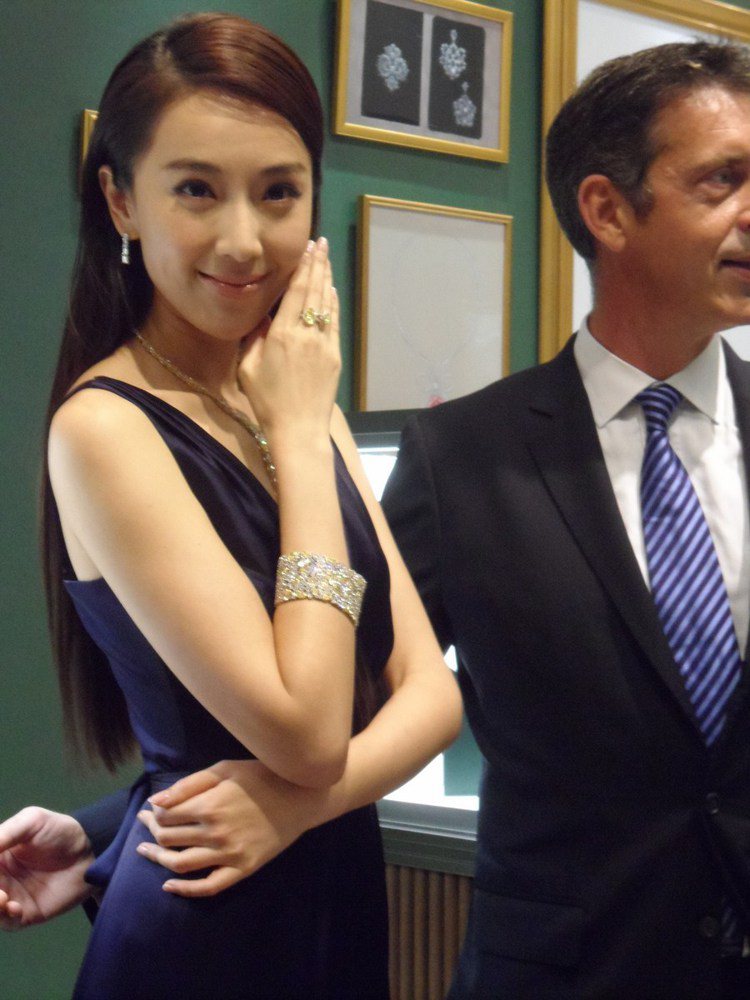 隋棠以一襲典雅的深藍色禮服，配戴總價值近2億的黃鑽珠寶出場。圖／記者陳于婷攝影