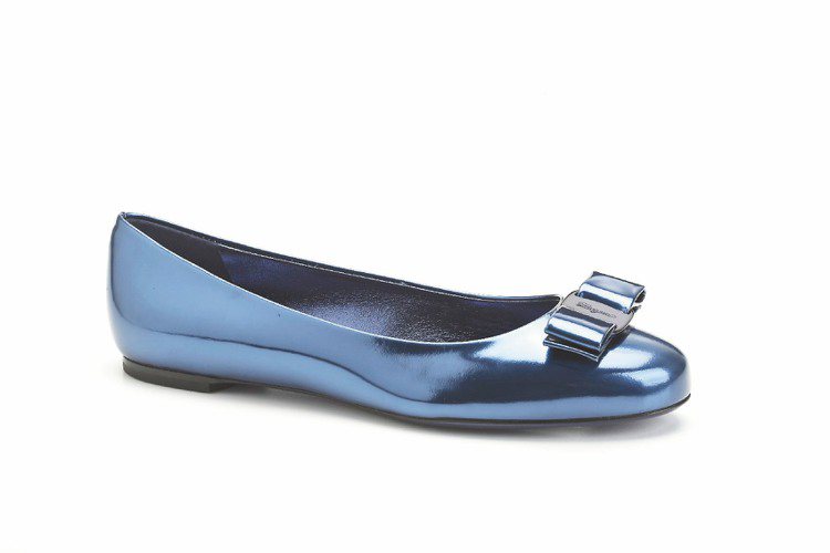 Ferragamo藍色牛皮亮面平底鞋、18,900元。圖／Ferragamo提供
