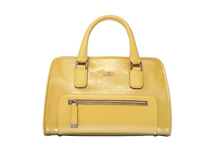 HOGAN黃色壓紋皮革手提包，31,900元。圖／迪生提供