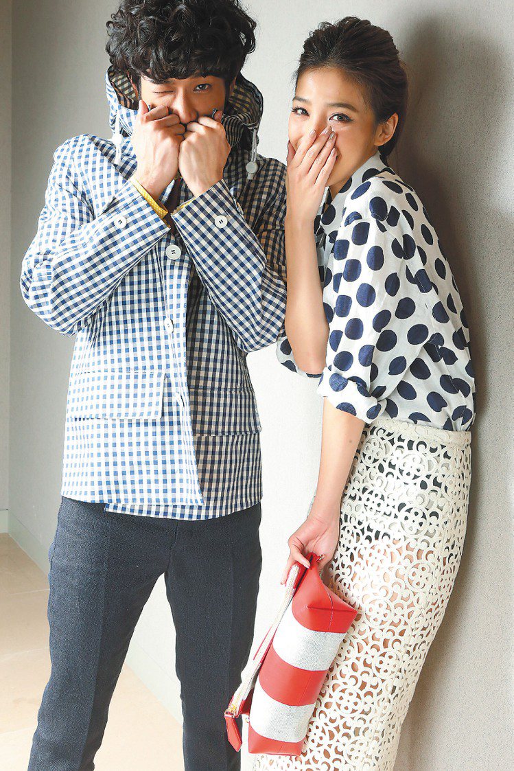劉以豪(左)穿BURBERRY春夏男裝展藝術味、女裝則典雅復古。記者陳立凱／攝影