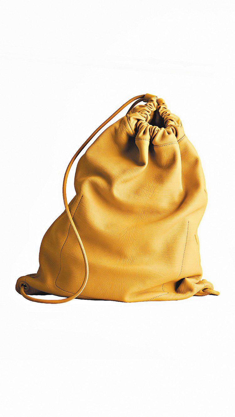 黃色Nappa皮革束口包， 34,000元。圖／BURBERRY提供