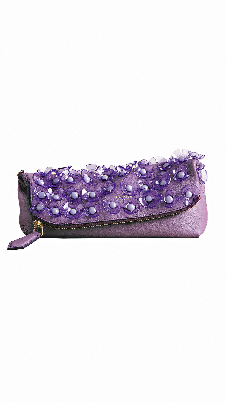 紫色鹿皮花朵手拿包，56,000元。圖／BURBERRY提供