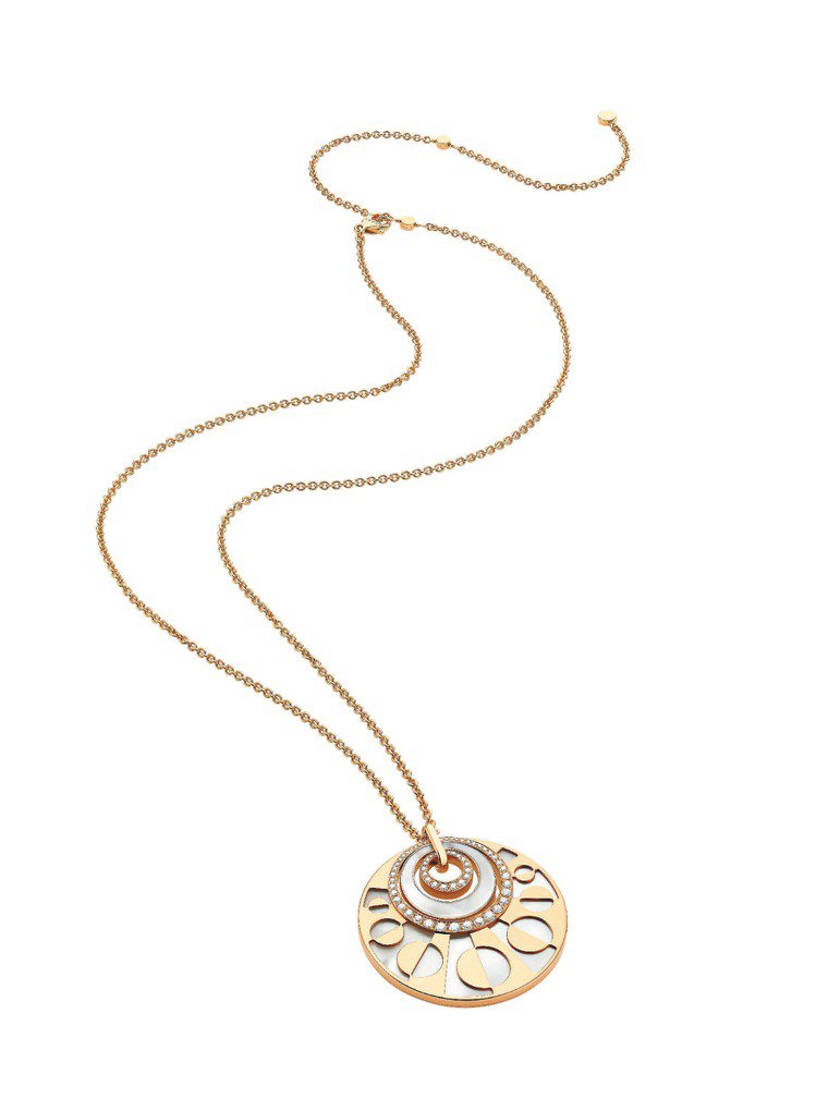 Intarsio玫瑰金珍珠母貝長鍊，鑲嵌珍珠母貝與密鑲鑽石，53萬5,000元。圖／寶格麗提供