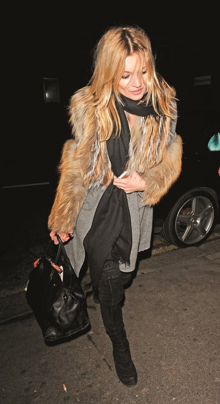 Kate Moss forever！一件褲子穿好幾年、一個包包突然又拿出來用，舊物新搭有想法，這才叫忠於時尚原味／Fendi。圖／大美人提供