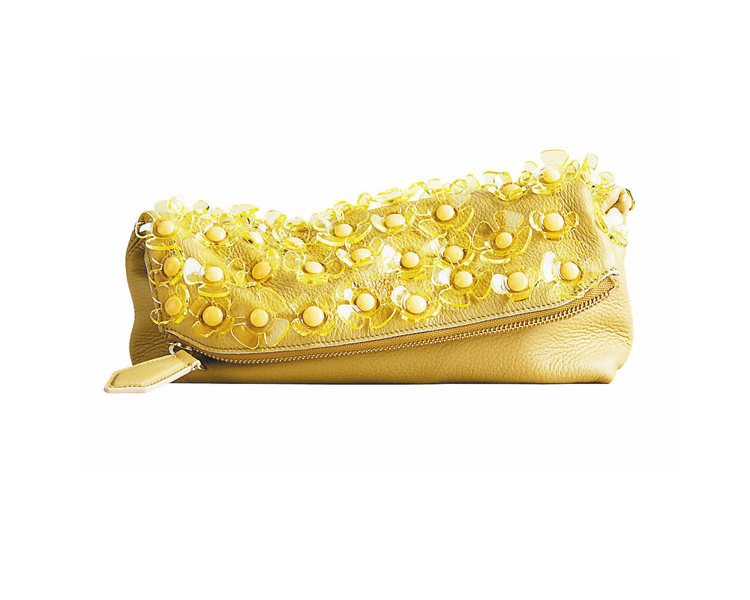 與千頌伊戲中拿的包款同系列的The Petal 黃色鹿皮立體花朵手拿包，56,000元。圖／BURBERRY提供