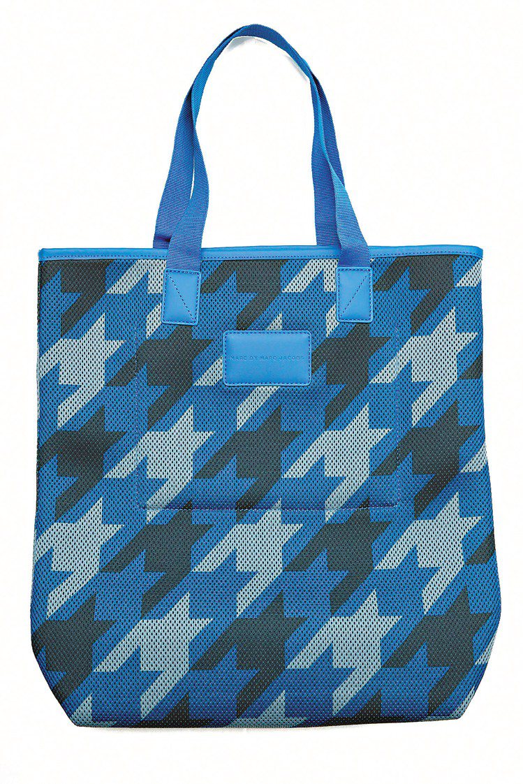 Marc By Marc Jacobs藍色幾何圖紋提袋，3,990元。圖／Marc By Marc Jacobs提供