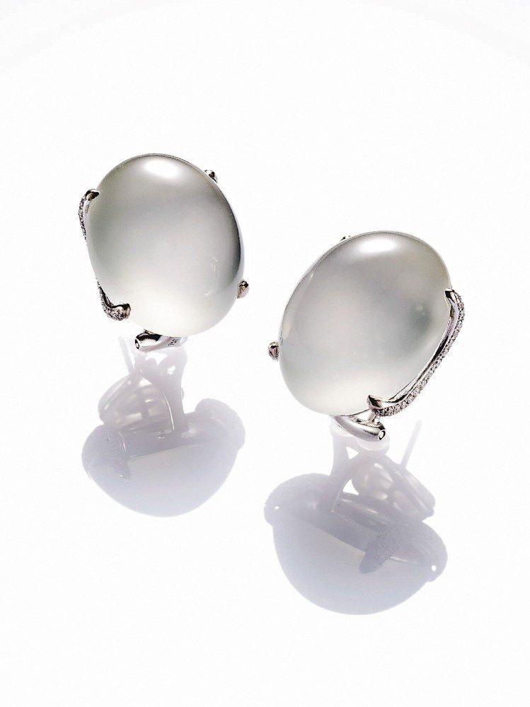 蛋面冰種白翡耳環，圓形鑽石約0.54克拉，92萬8,000元。圖／玉世家提供