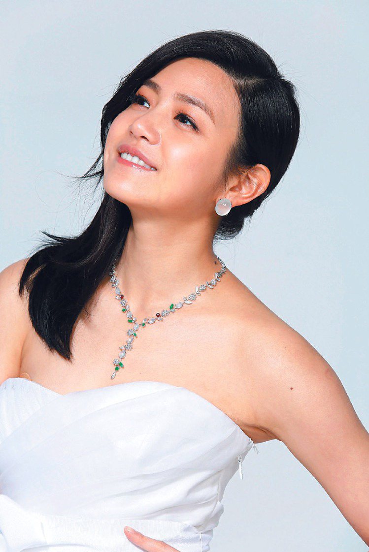 女星陳妍希以玉世家翡翠詮釋白天鵝的優雅高貴。圖／FASHION QUEEN提供