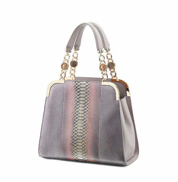寶格麗Monete紫灰色水蛇皮小羊皮拼接手提包，149,500元。圖／BVLGARI提供