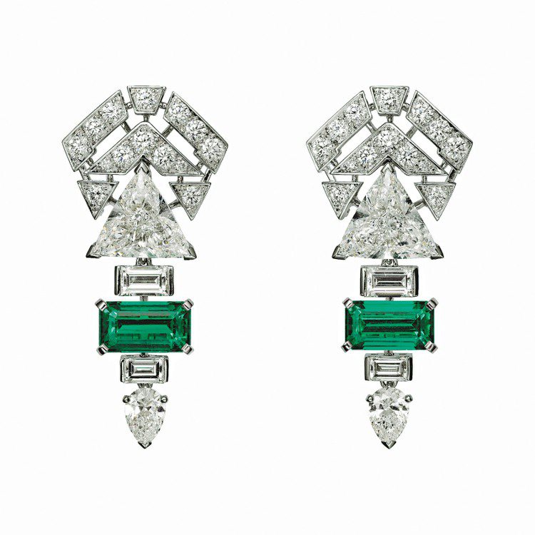 卡地亞頂級珠寶系列幾何造型耳環，鉑金鑲嵌美鑽與祖母綠，包含兩顆各約1.90與1.78克拉三角形切割鑽石，及兩顆八角型切割共約2.93克拉祖母綠。圖／卡地亞提供