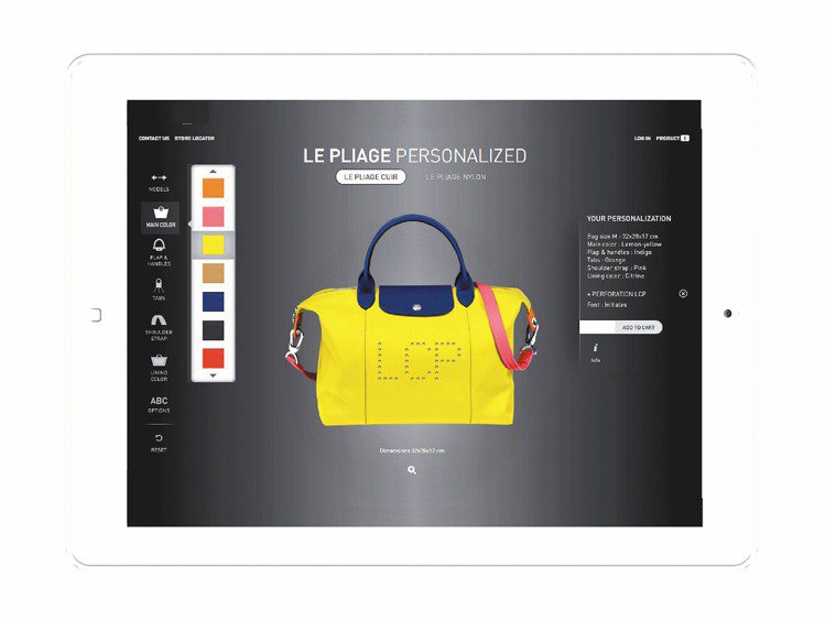 Le Pliage Cuir Personalized 小羊皮摺疊包訂製 - 店上以平板電腦提供客人選色搭配。圖／Longchamp提供