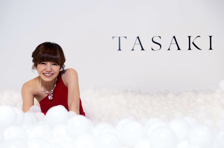 陳妍希出席東京TASAKI珍珠與鑽石60周年ELEMENTS盛典在特別展出的藝術作品如珍珠般的白色球池中開心玩樂。圖／TASAKI提供