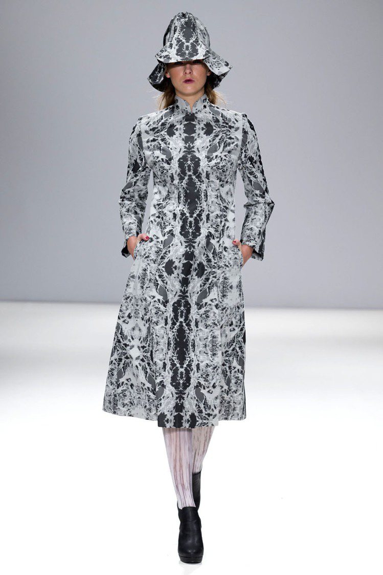 阿妹新造型中詹朴的長版西裝外套是今年2月在倫敦發表的秋冬新裝，阿妹穿出完全不同氣...