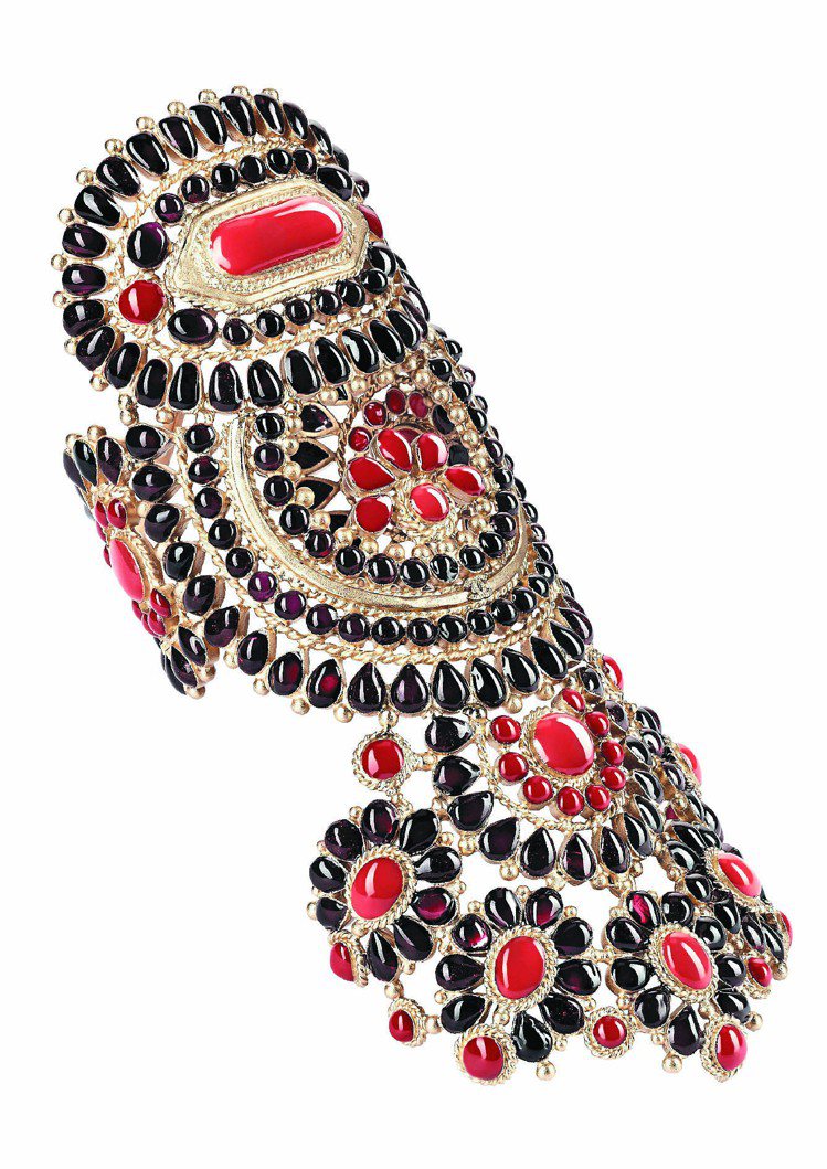 香奈兒巴黎∣達拉斯工坊系列黑紅雙色琺瑯鑲嵌金屬寬手環，21萬5,800元。圖／香奈兒提供非報系
