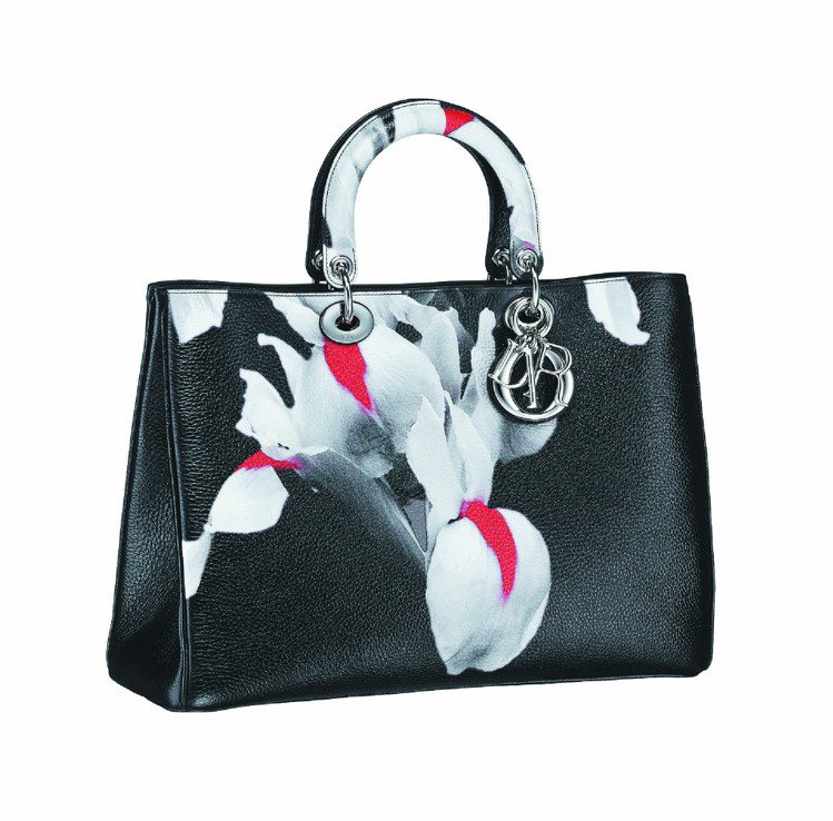 DIORISSIMO黑色鹿皮花朵手提包，18萬元。圖／Dior提供