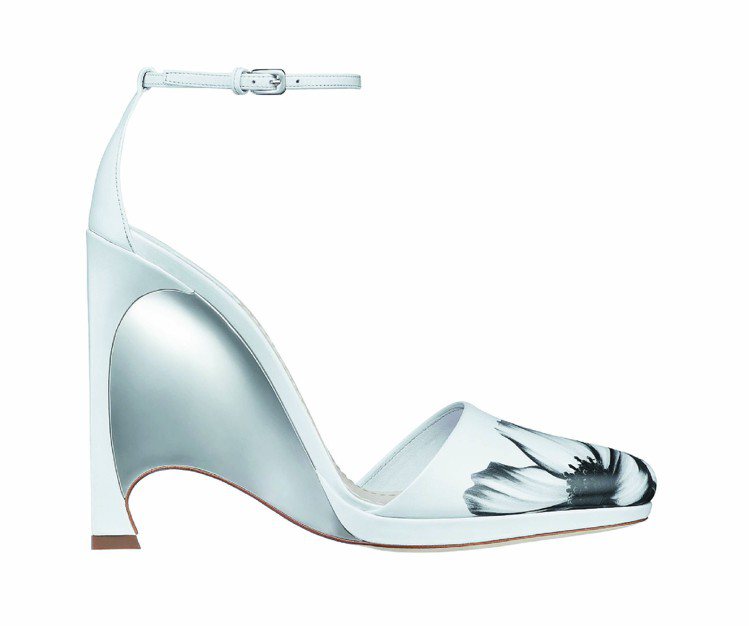 白色印花鏡面楔形涼鞋，價格店洽。圖／Dior提供