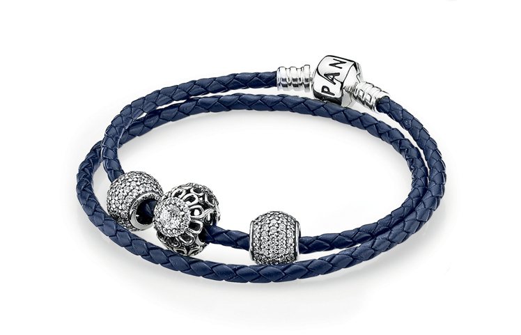 蔚藍色系寶石皮繩手鍊，10,700。圖／PANDORA提供