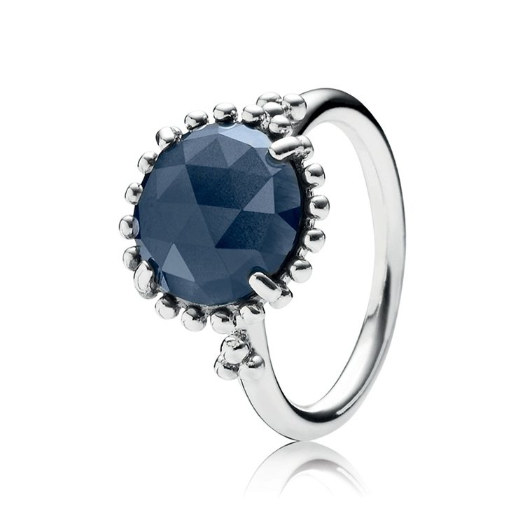 純銀藍水晶戒指，2,820元。圖／PANDORA提供