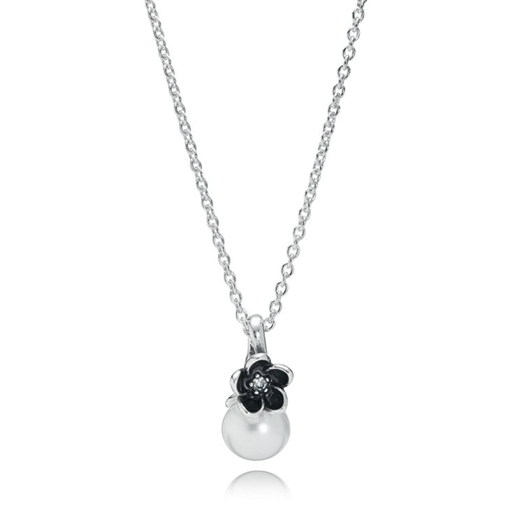 琺瑯黑花珍珠項鍊，4,040元。圖／PANDORA提供