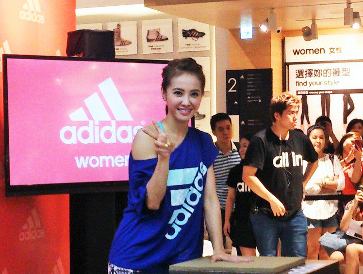 adidas 日前推出秋冬女性健身訓練系列，加封Jolin 蔡依林為「#adigirls 美力系女孩」隊長，與全台首批女子隊員們一起提倡「美力」。 圖／記者陳于婷攝影