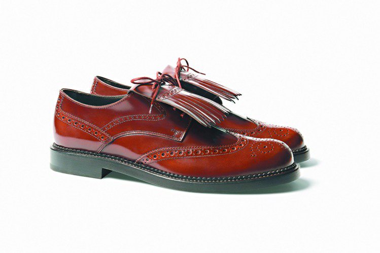 TOD'S流蘇復古刷色雕花皮鞋，26,900元。圖／TOD'S提供