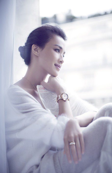 舒淇以她奪下金馬獎影后的「最好的時光」為主題，為寶格麗130周年推出的 LVCEA 系列女錶拍攝一系列廣告大片。圖／she.com Taiwan提供