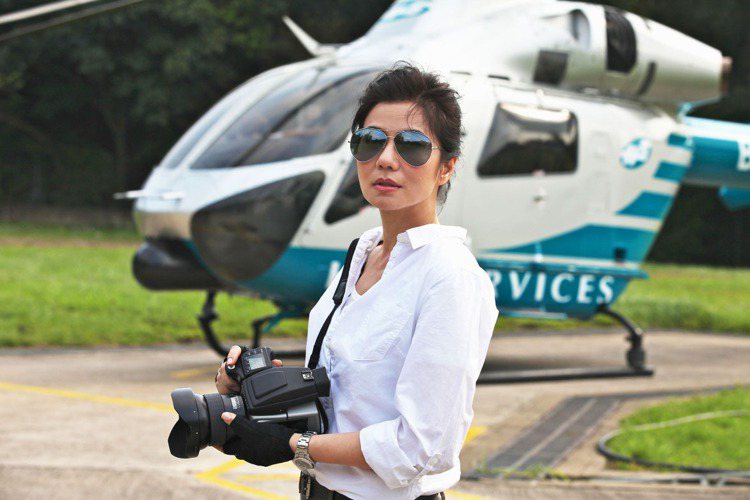 鍾楚紅為攝影展兩度登上直升機，以俯瞰視角記錄香港。圖／agnes b.提供