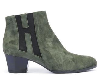 H Logo秋香綠麂皮低跟踝靴，17,600元。圖／HOGAN提供非報系