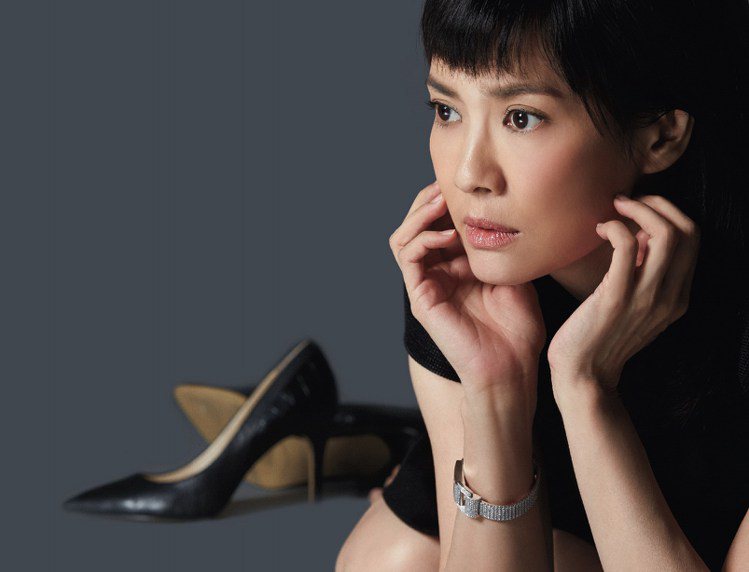 「金馬五一 榮耀時刻」明信片-陳湘琪腕際閃爍耀眼的Miss Protocole鑲鑽腕錶，讓她簡單演繹自信美麗的一面。圖／伯爵提供