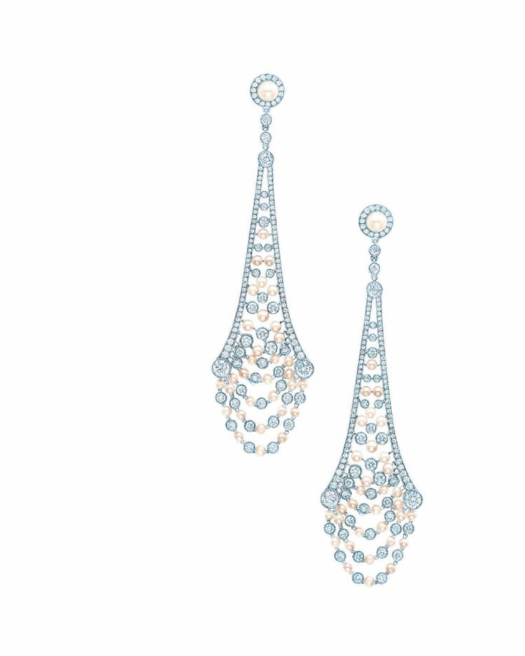 珍珠鑽石吊燈式造型鉑金耳環208萬元。圖／Tiffany提供